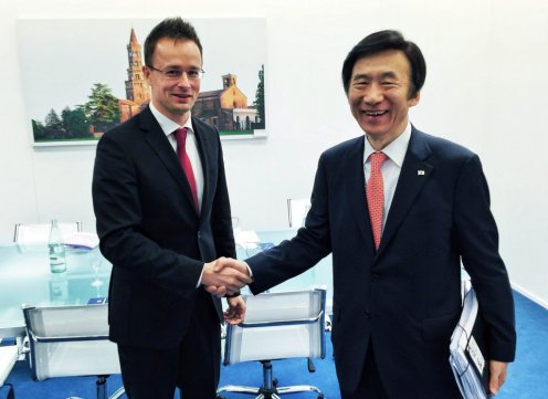 Jun Bjung Sze dél-koreai külügyminiszter, Szijjártó Péter külgazdasági és külügyminiszter